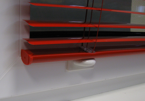 ps QUICKFIX-Magnethalter – Klebemagnet (2 Stück) für magnetische Jalousien-Unterleisten (Unterschienen) - selbstklebend als Pendelschutz bei Kippfenstern  (z)