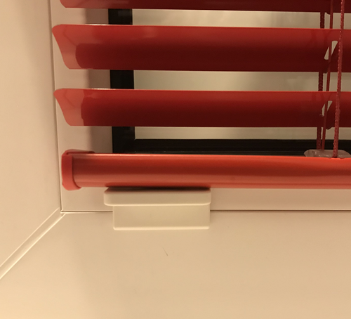 Starke Magnethalter (2 Stück, weiß) für Jalousien-Unterleisten - selbstklebend als Pendelschutz bei Kippfenstern - Klebemagnet -ps QUICKFIX (z)